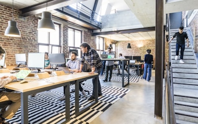 壹号娱乐玩家部落社区内球迷互动交流的热闹场景